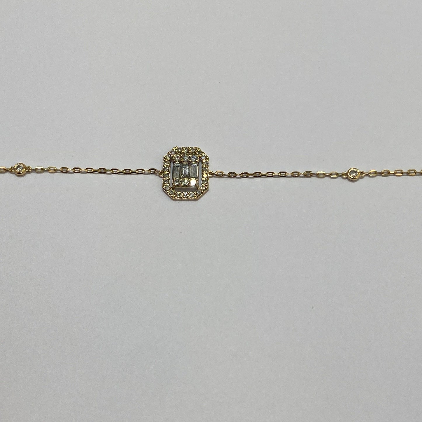 yellow gold halo and round diamond baguette cluster bracelet - إسورة